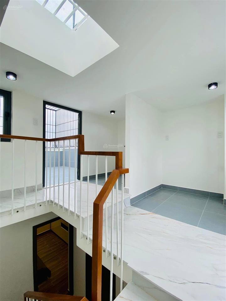 Nhà nằm ngay vị trí đẹp, sư vạn hạnh p. 12 q. 10, dt 42.9m2