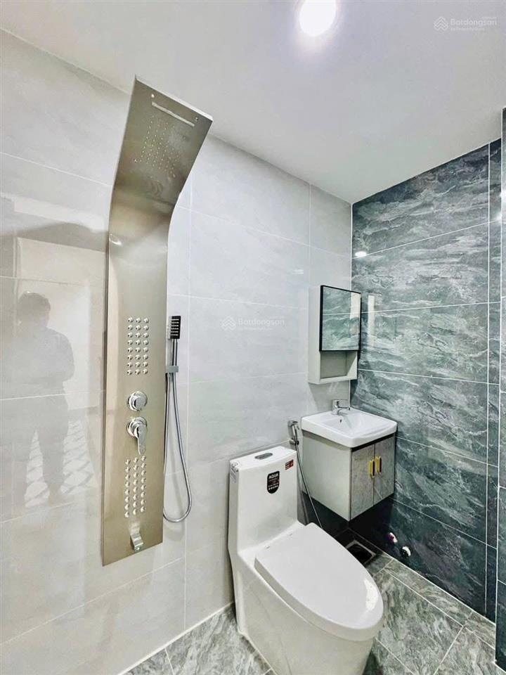 Hạ giá 200tr còn 2 tỷ 150 bán gấp nhà lê quang định bình thạnh, 2 pn, hẻm xe hơi, sổ hồng riêng