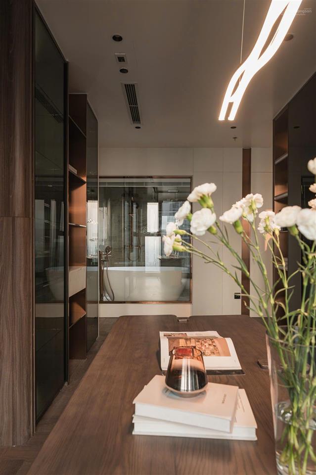Cần cho thuê căn hộ 4 phòng ngủ siêu vip, full đồ, tầng trung, 180m2