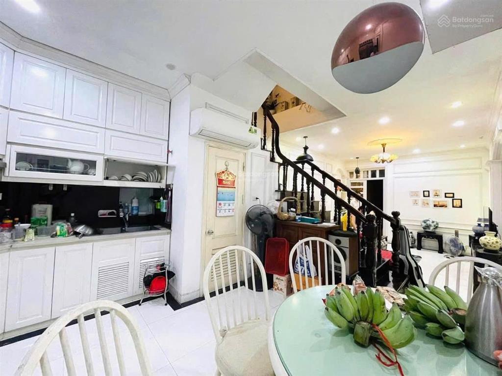 Giảm 500tr! bán nhà cầu giấy, lô góc ngõ nông, gần bãi ô tô, bagac đỗ cửa, tặng nội thất 40m2*6t