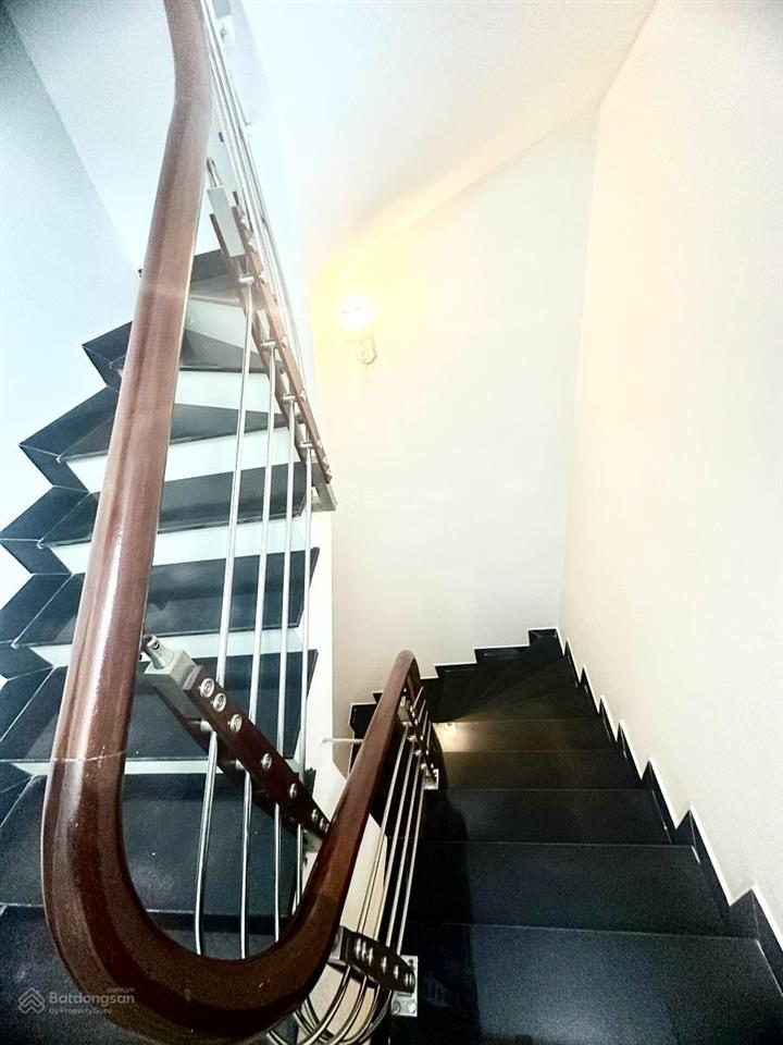 Nhà đẹp dương quảng hàm, vị trí trung tâm, ngõ thông, gần phố, sổ đẹp, nhà mới ở luôn 39m2*5t.