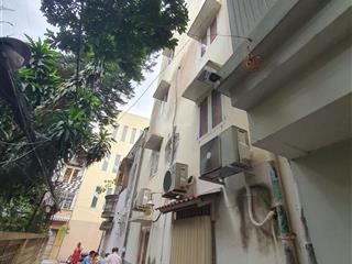 Dt 20.6m2 gồm 1 trệt 2 lầu btct. gồm 2 phòng master lớn, toilet riêng từng phòng, giếng trời thoáng