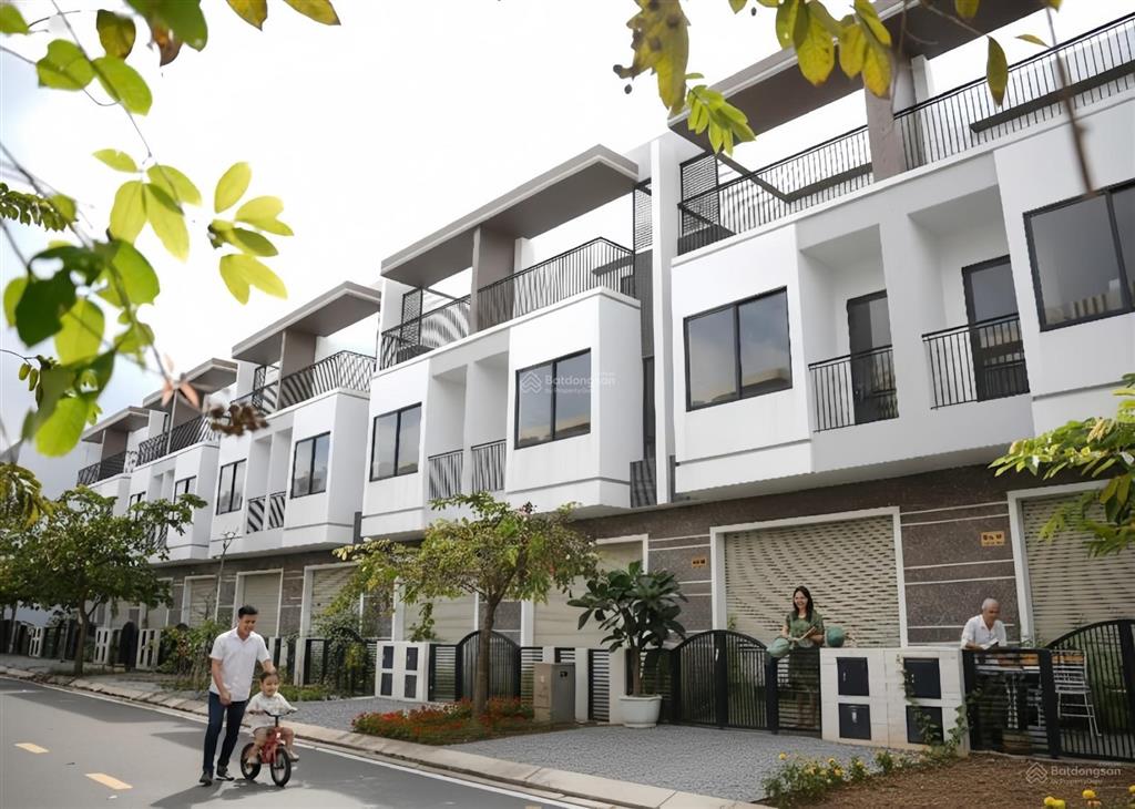 Nhà phố the light city 1 trệt 2 lầu, hướng đông nam, diện tích 100m2, đường lớn hướng biển