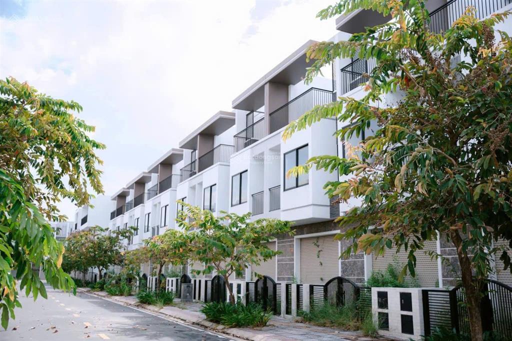 Bán nhà phố the light city  100m2, hướng đông nam thoáng mát