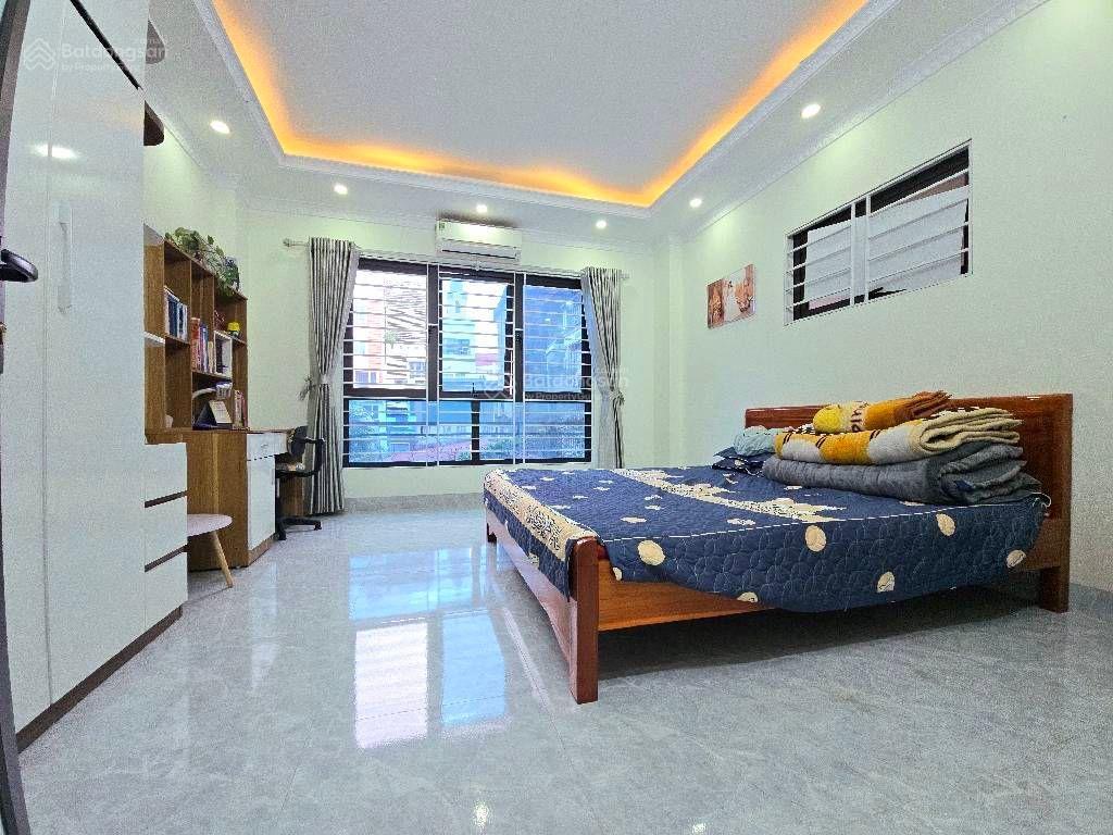 Bán nhà riêng nam dư 32m2 xây 5 tầng chắc chắn, nhà gần phố, ngõ rộng,