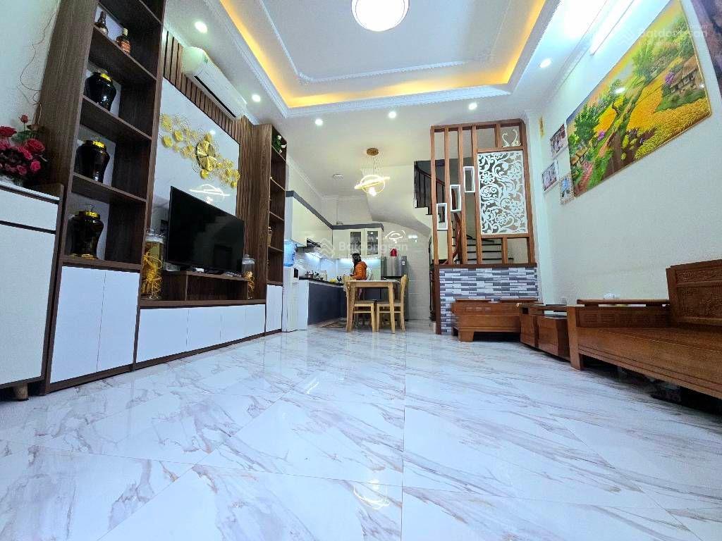 Bán nhà riêng nam dư 32m2 xây 5 tầng chắc chắn, nhà gần phố, ngõ rộng,