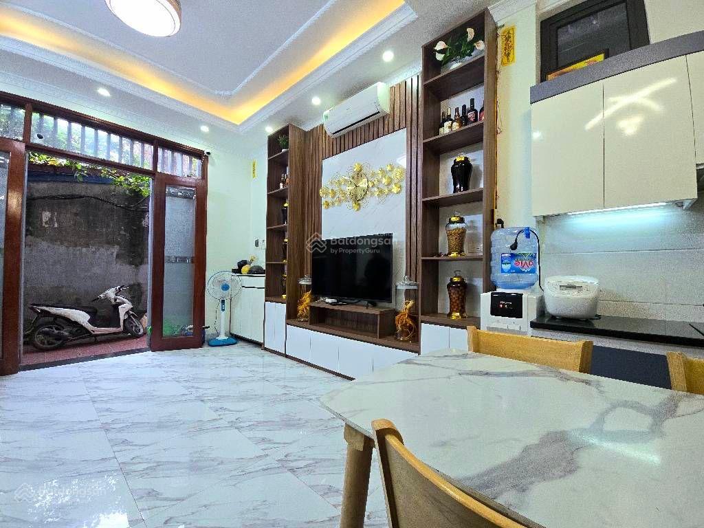 Bán nhà riêng nam dư 32m2 xây 5 tầng chắc chắn, nhà gần phố, ngõ rộng,