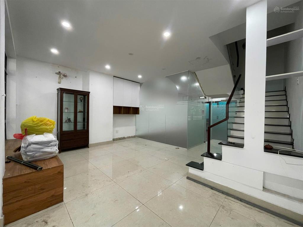 Nhà nguyên căn vạn phúc vị trí đối diện hồ bơi, dt 6x20m, 1 hầm 4 tầng, giá chỉ 35tr/tháng
