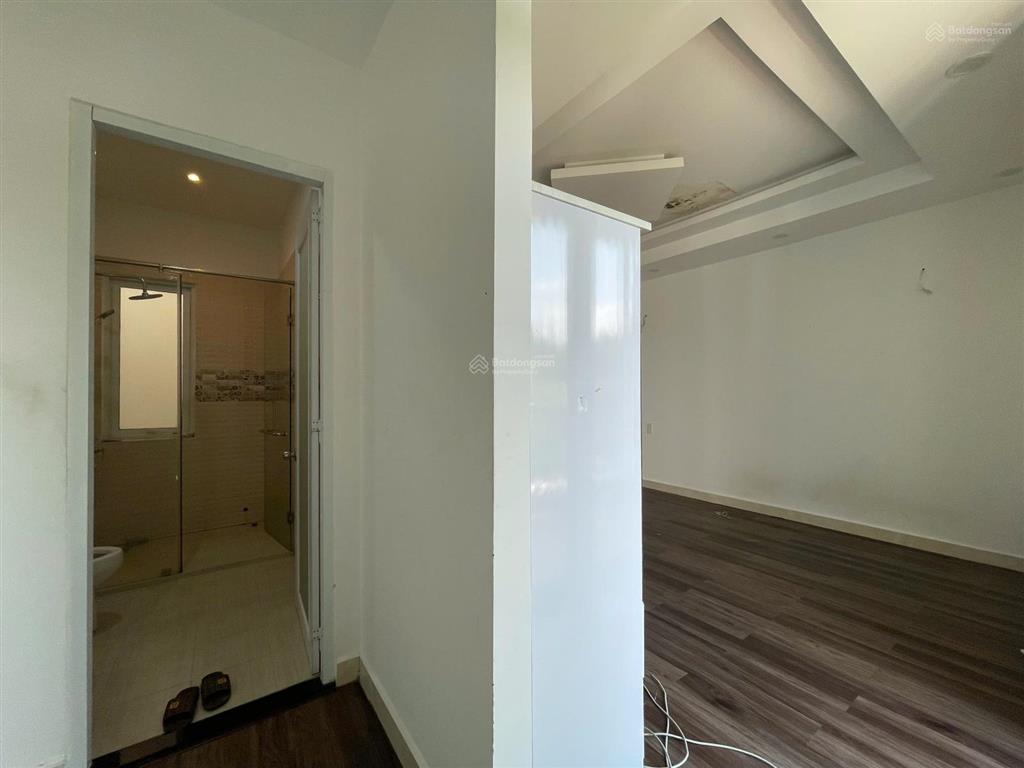 Nhà nguyên căn vạn phúc vị trí đối diện hồ bơi, dt 6x20m, 1 hầm 4 tầng, giá chỉ 35tr/tháng