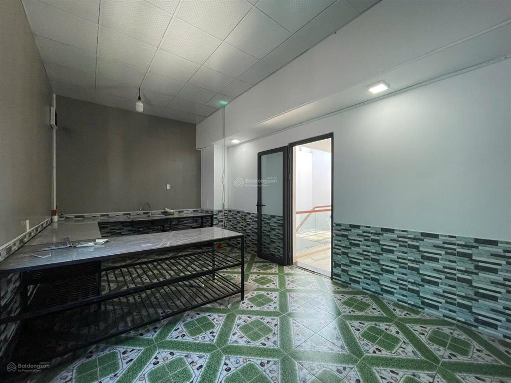 Nhà nguyên căn vạn phúc vị trí đối diện hồ bơi, dt 6x20m, 1 hầm 4 tầng, giá chỉ 35tr/tháng