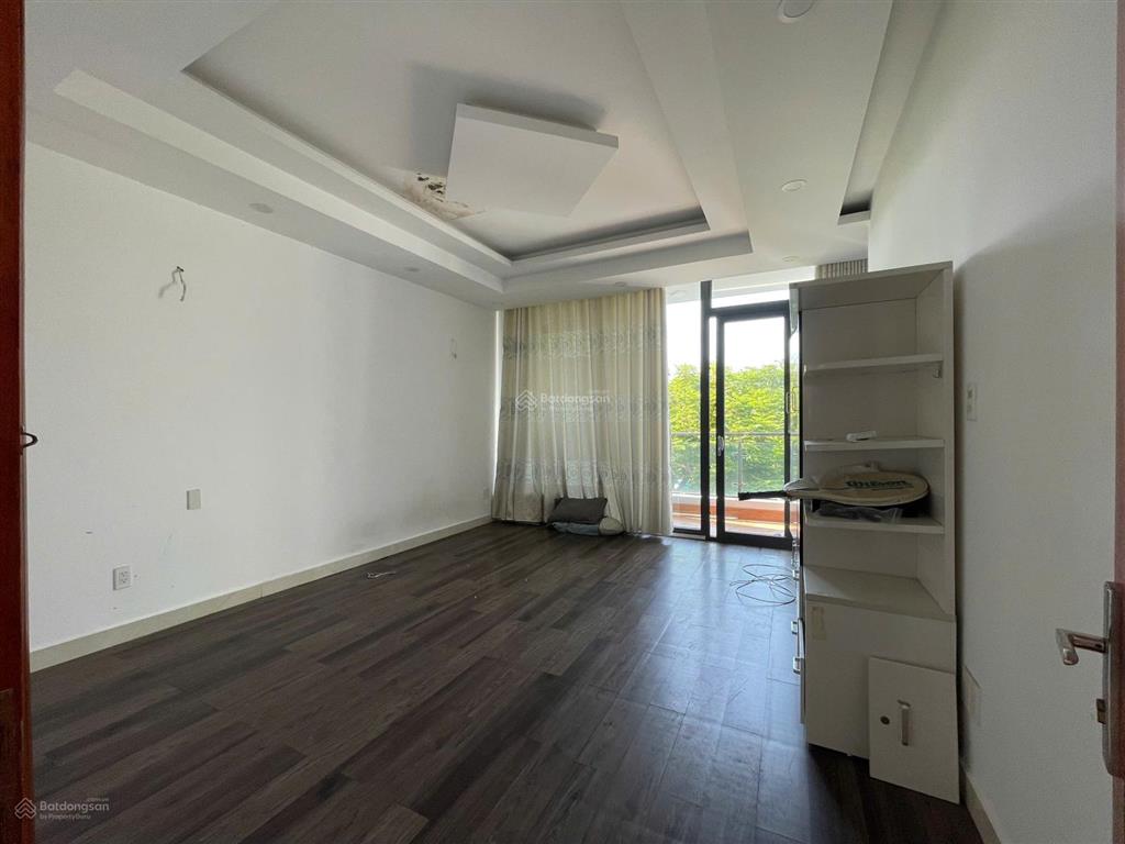 Nhà nguyên căn vạn phúc vị trí đối diện hồ bơi, dt 6x20m, 1 hầm 4 tầng, giá chỉ 35tr/tháng