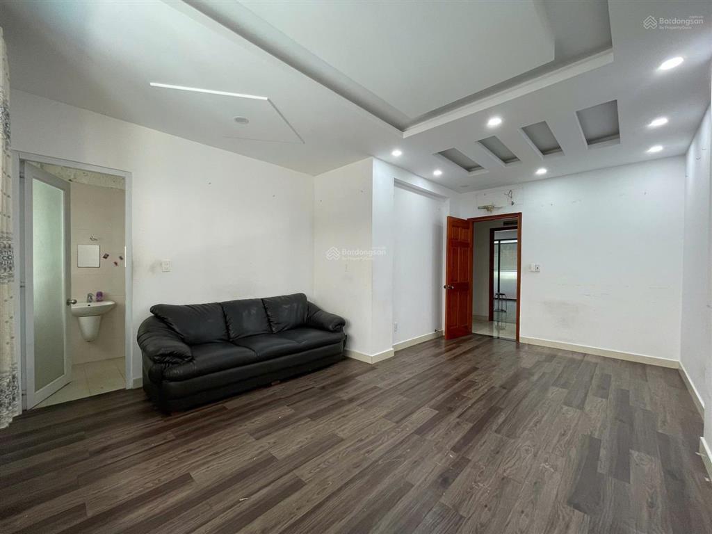 Nhà nguyên căn vạn phúc vị trí đối diện hồ bơi, dt 6x20m, 1 hầm 4 tầng, giá chỉ 35tr/tháng