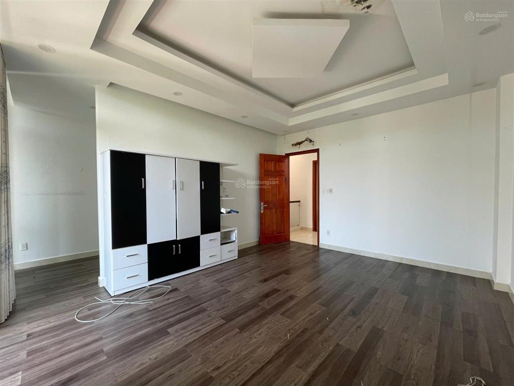 Nhà nguyên căn vạn phúc vị trí đối diện hồ bơi, dt 6x20m, 1 hầm 4 tầng, giá chỉ 35tr/tháng