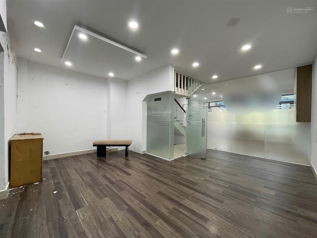 Nhà nguyên căn vạn phúc vị trí đối diện hồ bơi, dt 6x20m, 1 hầm 4 tầng, giá chỉ 35tr/tháng