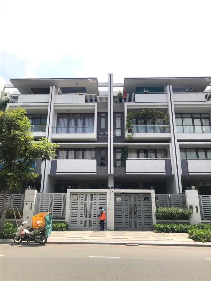 Nhà nguyên căn vạn phúc vị trí đối diện hồ bơi, dt 6x20m, 1 hầm 4 tầng, giá chỉ 35tr/tháng