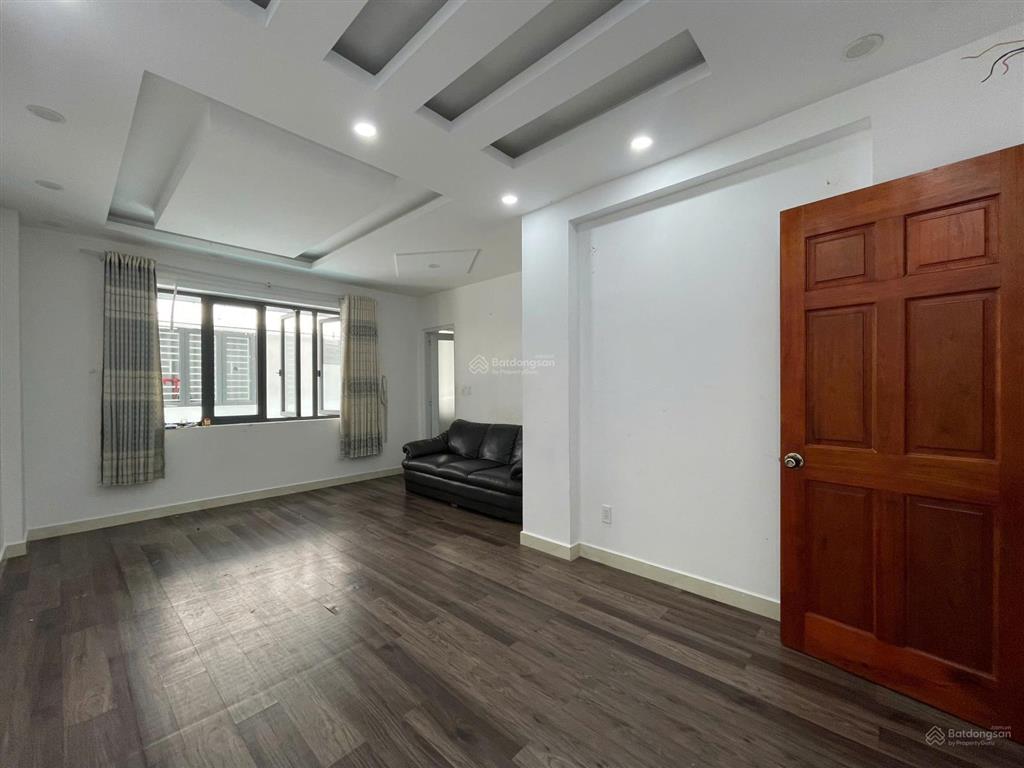 Nhà nguyên căn vạn phúc vị trí đối diện hồ bơi, dt 6x20m, 1 hầm 4 tầng, giá chỉ 35tr/tháng