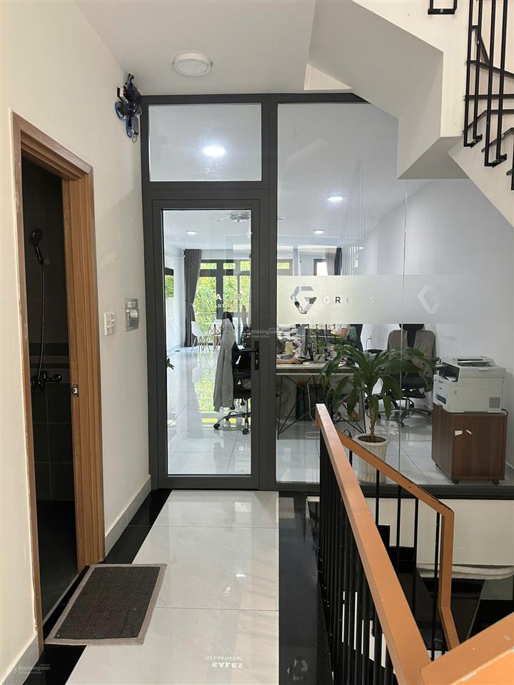 Nhà phố hoàn thiện đẹp dt 5x20m gần hồ bơi vạn phúc, 1 hầm 4 tầng, full máy lạnh, giá 35tr/tháng