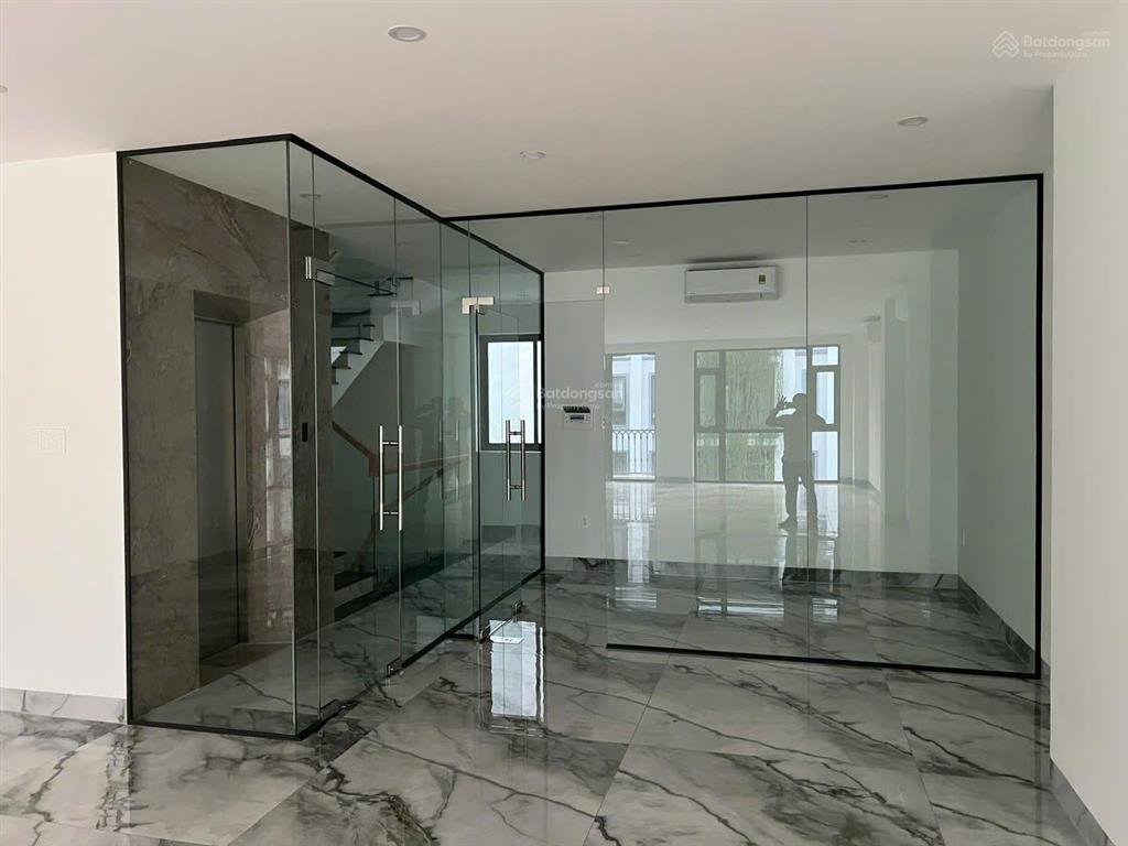 Văn phòng 7x21m vạn phúc city mới đẹp, sẵn vách kính, máy lạnh, hầm để xe. giá tốt chỉ 13tr/th