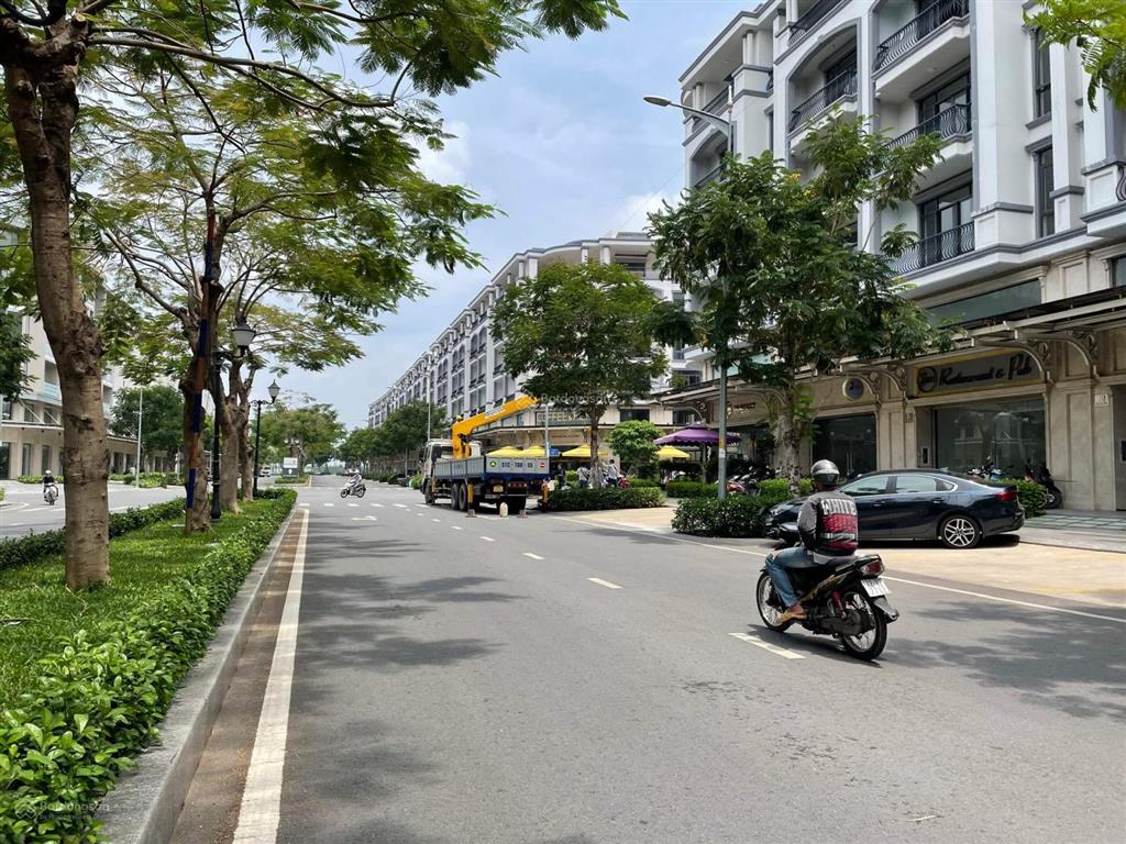 Nguyên căn trục chính nguyễn thị nhung đường rộng 35m dt 7x20m, 6 tầng, thang máy, máy lạnh giá tốt