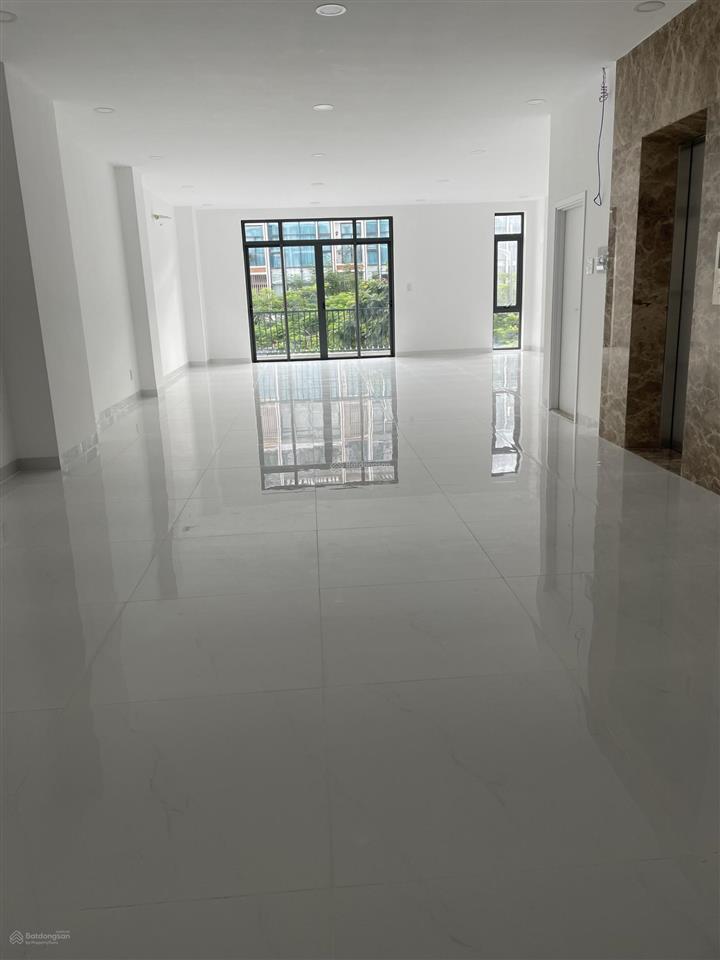Nguyên căn trục chính nguyễn thị nhung đường rộng 35m dt 7x20m, 6 tầng, thang máy, máy lạnh giá tốt