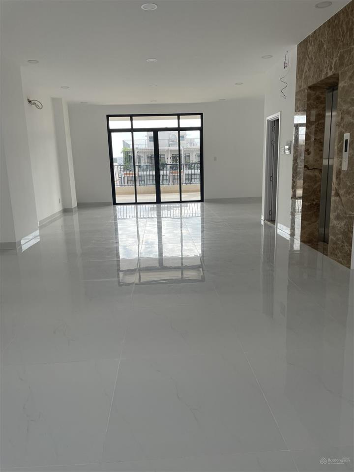 Nguyên căn trục chính nguyễn thị nhung đường rộng 35m dt 7x20m, 6 tầng, thang máy, máy lạnh giá tốt