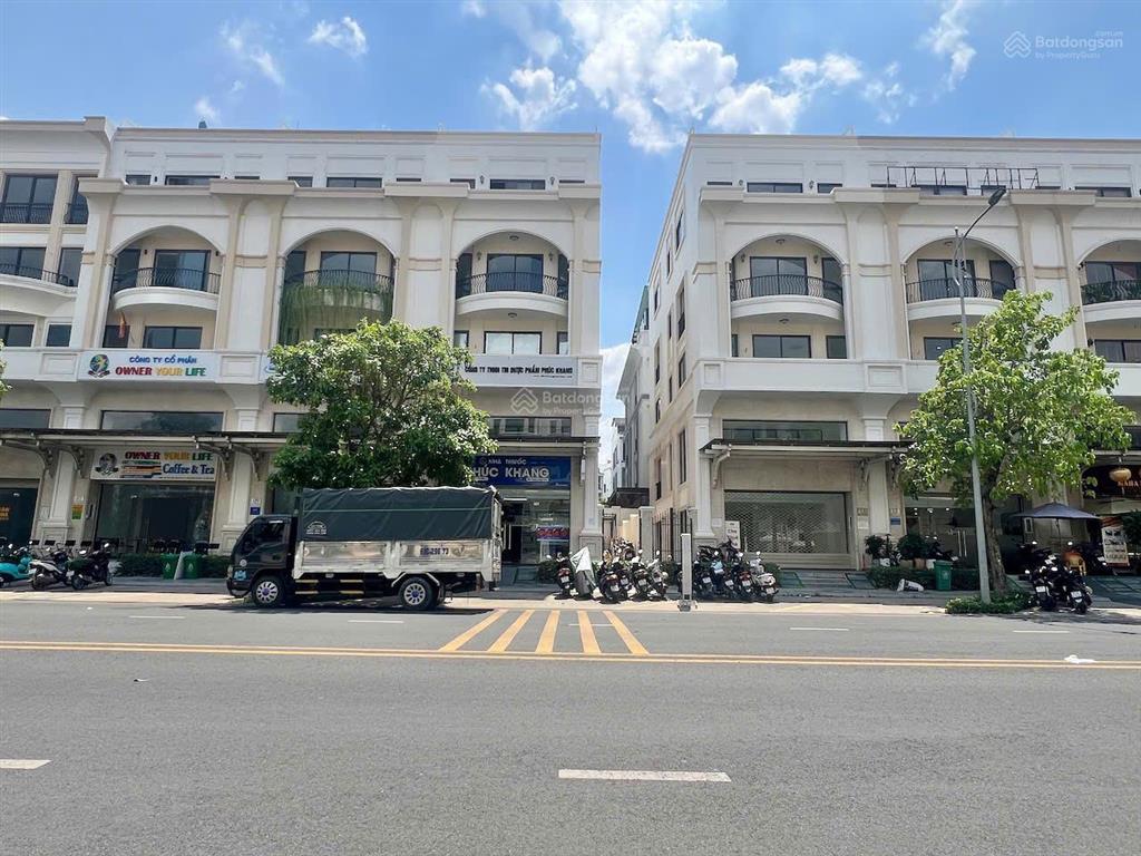 Nguyên căn trục chính đinh thị thi, đường 30m, dt 7x21m, 1 trệt 4 lầu, có thang máy, full máy lạnh.