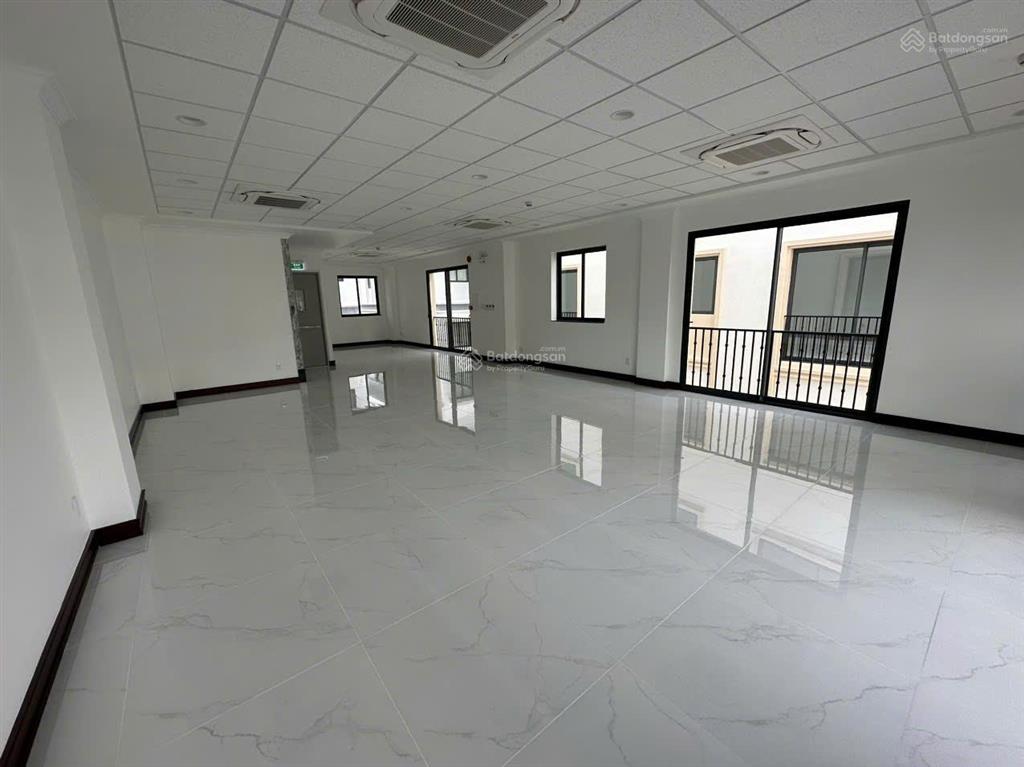 Nguyên căn trục chính đinh thị thi, đường 30m, dt 7x21m, 1 trệt 4 lầu, có thang máy, full máy lạnh.