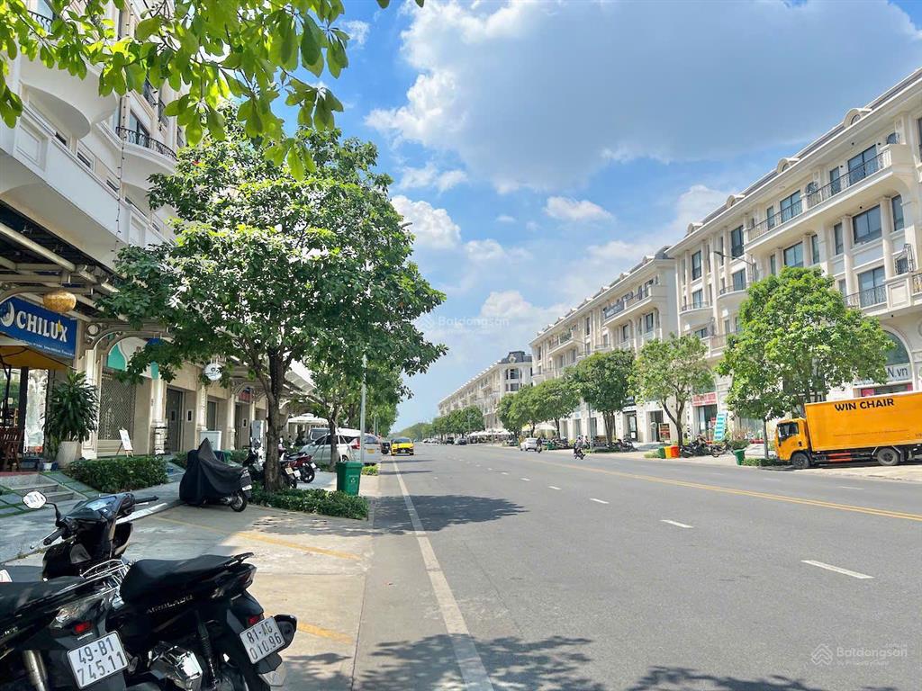 Nguyên căn trục chính đinh thị thi, đường 30m, dt 7x21m, 1 trệt 4 lầu, có thang máy, full máy lạnh.