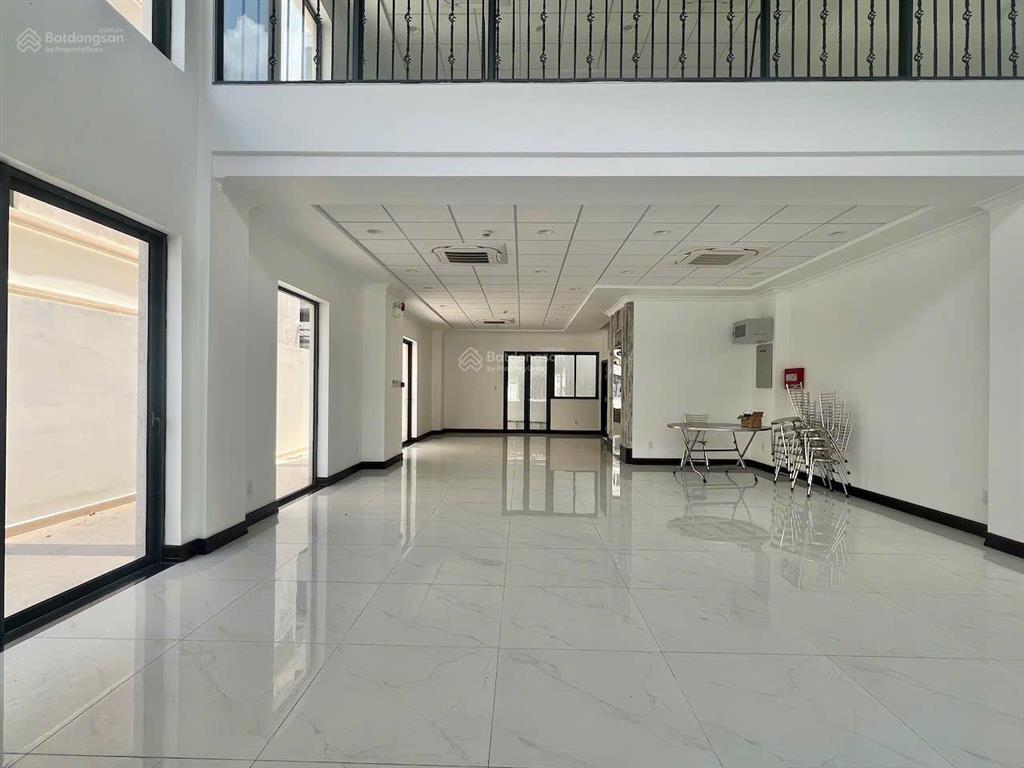 Nguyên căn trục chính đinh thị thi, đường 30m, dt 7x21m, 1 trệt 4 lầu, có thang máy, full máy lạnh.