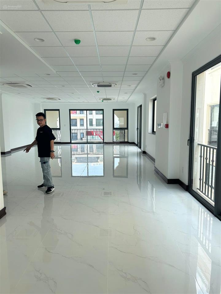 Nguyên căn trục chính đinh thị thi, đường 30m, dt 7x21m, 1 trệt 4 lầu, có thang máy, full máy lạnh.