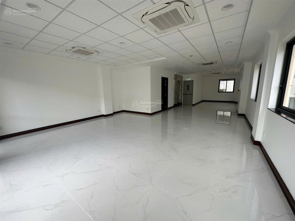 Nguyên căn trục chính đinh thị thi, đường 30m, dt 7x21m, 1 trệt 4 lầu, có thang máy, full máy lạnh.