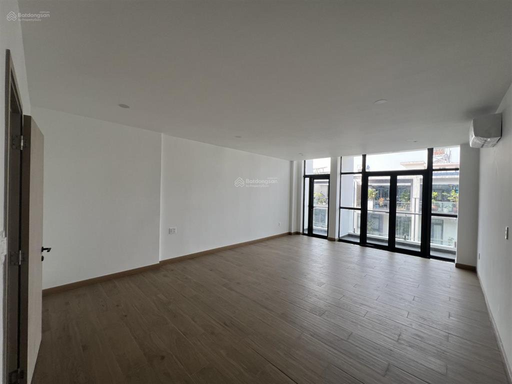 Nguyên căn dt(5x17m) 1 hầm 5 tầng vạn phúc city  có thang máy, full máy lạnh, vị trí đẹp giá tốt.