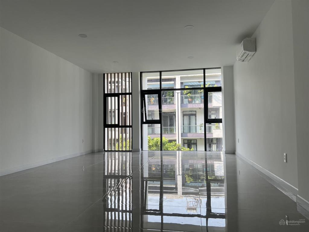 Nguyên căn dt(5x17m) 1 hầm 5 tầng vạn phúc city  có thang máy, full máy lạnh, vị trí đẹp giá tốt.