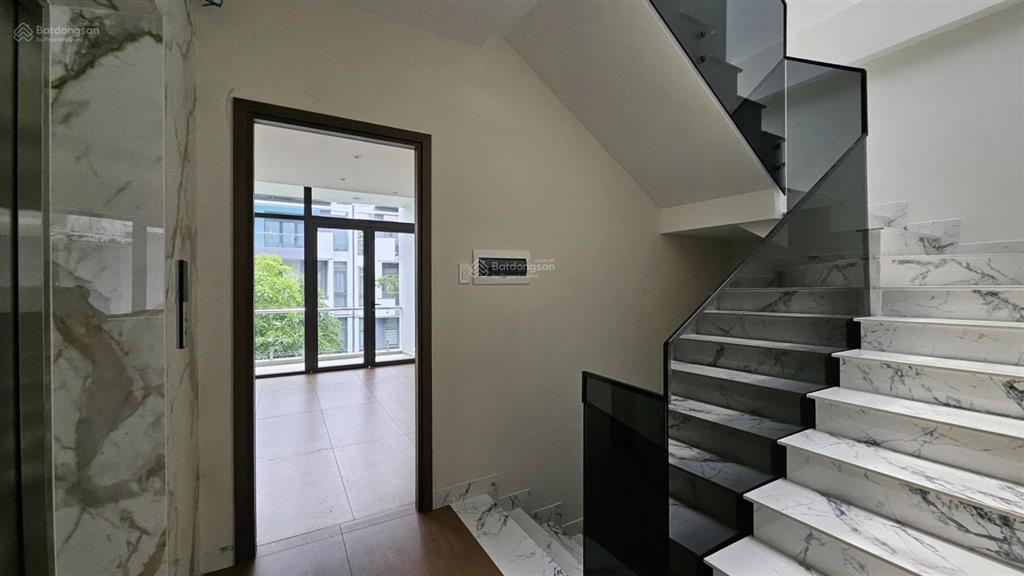 Cho thuê trệt lầu nhà mới 100% có hầm, xe thang máy, máy lạnh giá tốt