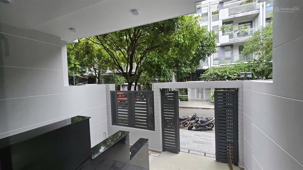 Cho thuê trệt lầu nhà mới 100% có hầm, xe thang máy, máy lạnh giá tốt
