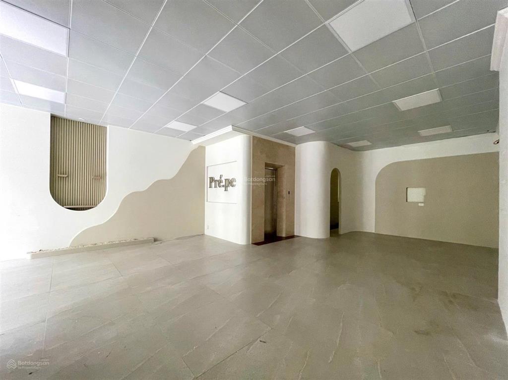 Tầng trệt làm văn phòng, showroom giá 16 triệu tại kđt vạn phúc, có thang máy, có máy lạnh, hầm xe