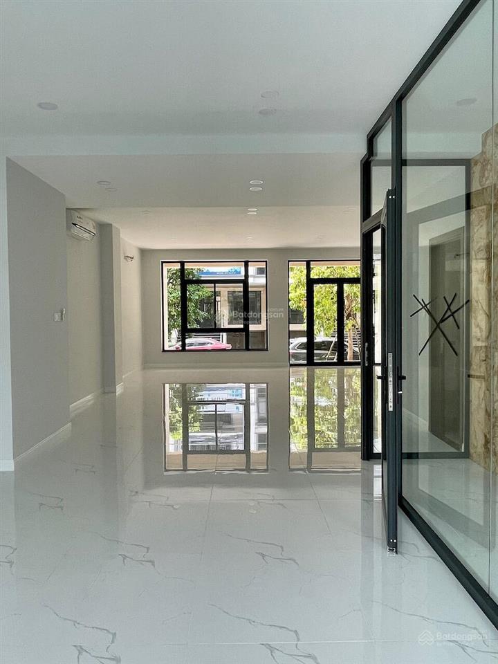 Tầng trệt làm văn phòng, showroom giá 16 triệu tại kđt vạn phúc, có thang máy, có máy lạnh, hầm xe