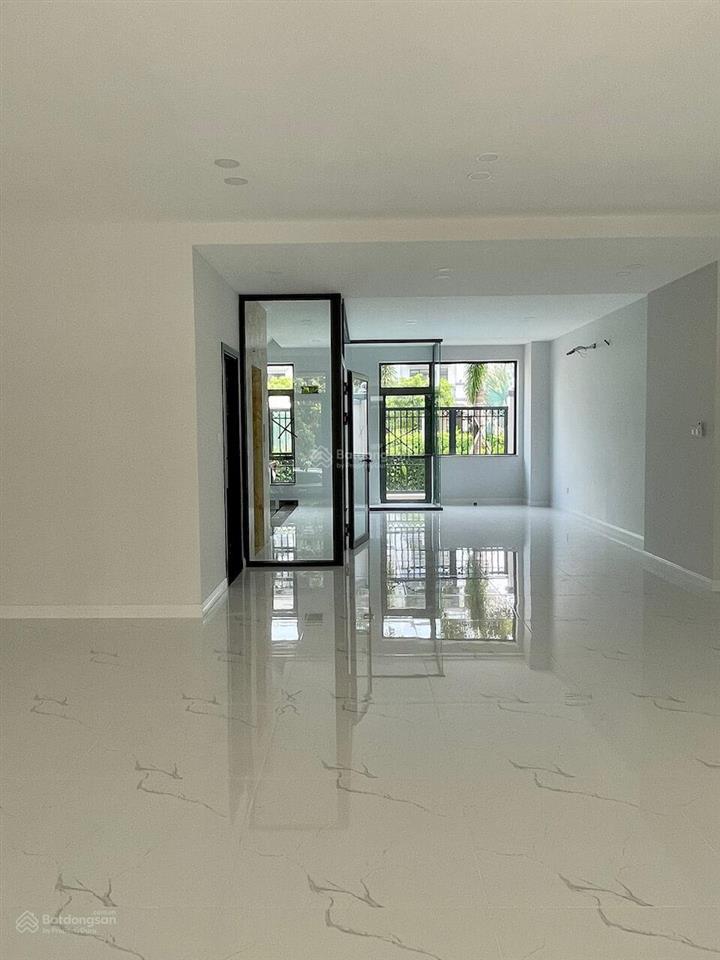 Tầng trệt làm văn phòng, showroom giá 16 triệu tại kđt vạn phúc, có thang máy, có máy lạnh, hầm xe