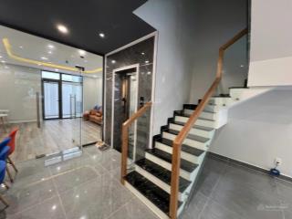 Nhà phố siêu đẹp thích hợp làm vp đại diện, có thang máy, máy lạnh, 1 hầm 3 tầng giá tốt