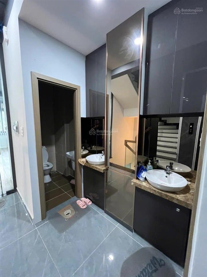 Nhà phố siêu đẹp thích hợp làm vp đại diện, có thang máy, máy lạnh, 1 hầm 3 tầng giá tốt