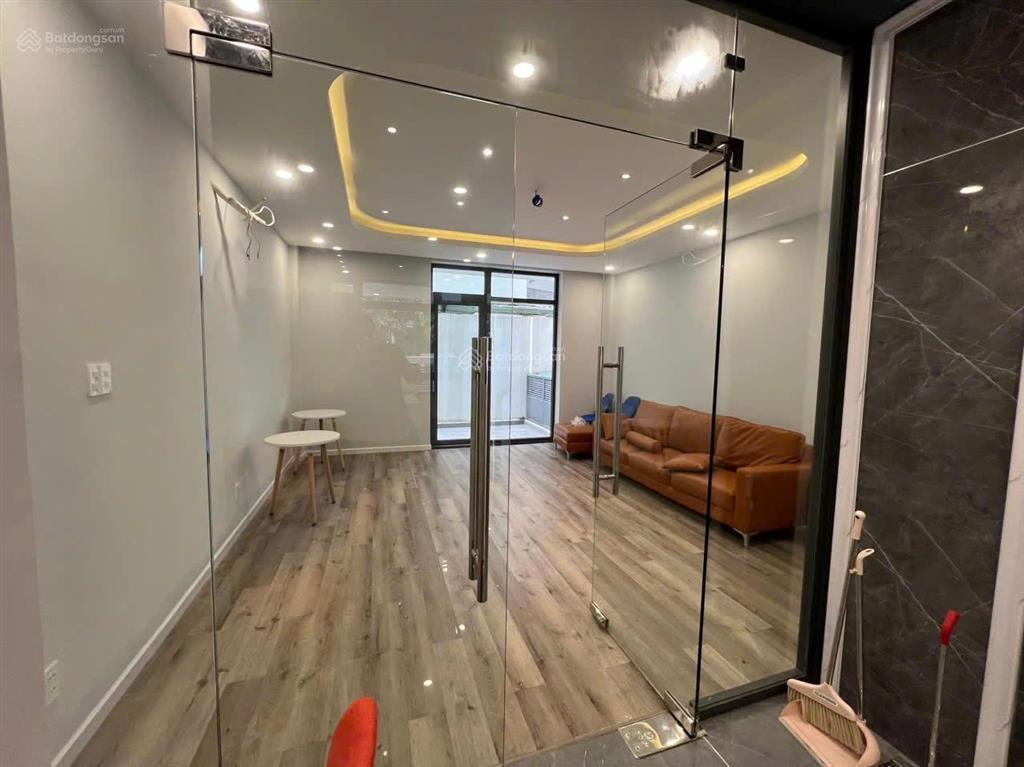 Nhà phố siêu đẹp thích hợp làm vp đại diện, có thang máy, máy lạnh, 1 hầm 3 tầng giá tốt