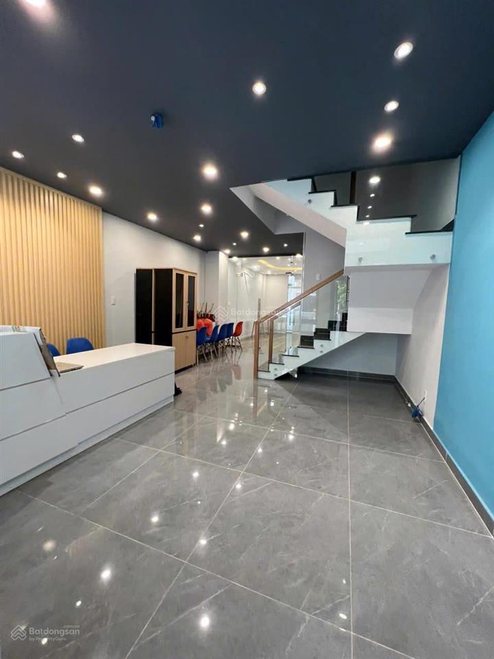 Nhà phố siêu đẹp thích hợp làm vp đại diện, có thang máy, máy lạnh, 1 hầm 3 tầng giá tốt