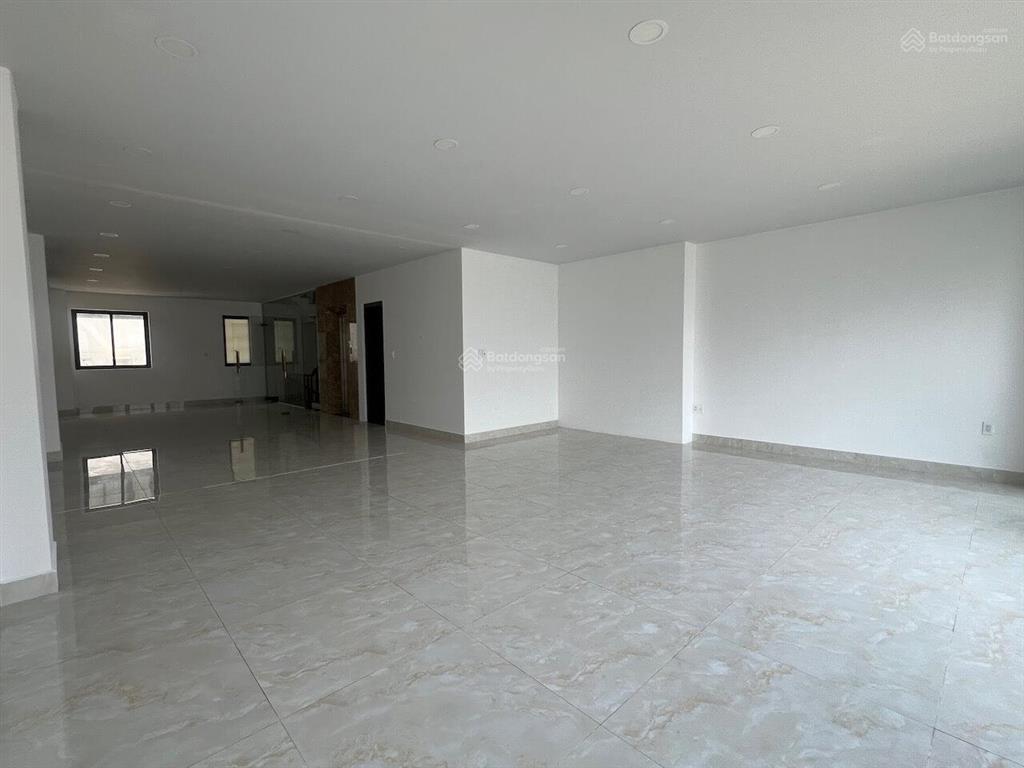 Nguyên căn trục chính đinh thị thi, đường 30m, dt 7x21m 1trệt 4lầu, có thang máy, máy lạnh giá 60tr