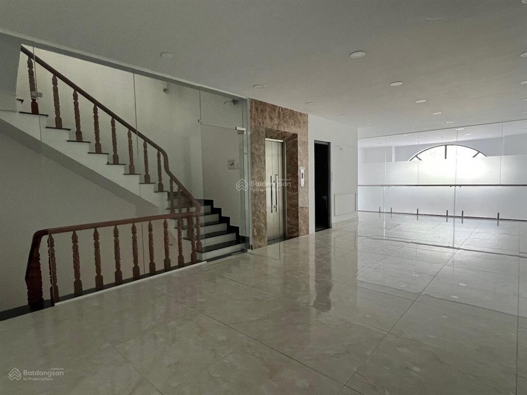 Nguyên căn trục chính đinh thị thi, đường 30m, dt 7x21m 1trệt 4lầu, có thang máy, máy lạnh giá 60tr