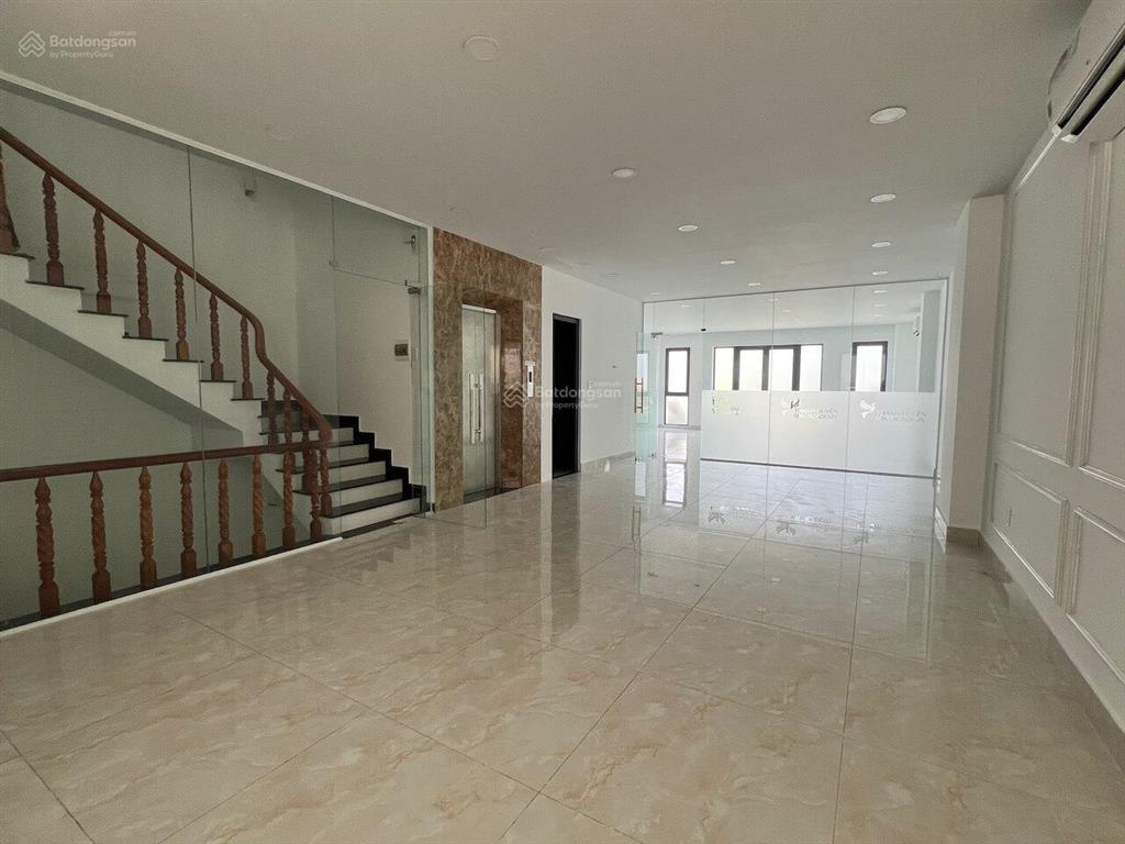 Nguyên căn trục chính đinh thị thi, đường 30m, dt 7x21m 1trệt 4lầu, có thang máy, máy lạnh giá 60tr