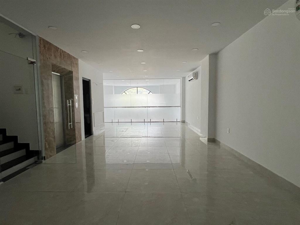 Nguyên căn trục chính đinh thị thi, đường 30m, dt 7x21m 1trệt 4lầu, có thang máy, máy lạnh giá 60tr