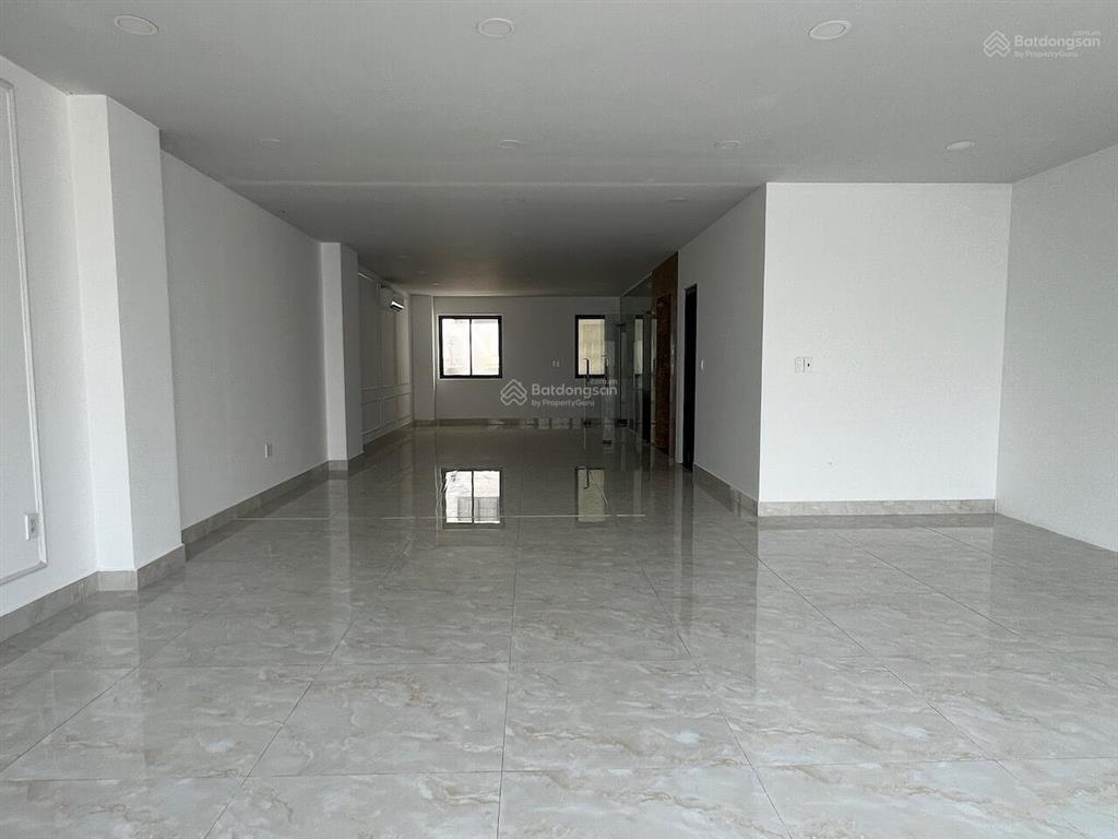 Nguyên căn trục chính đinh thị thi, đường 30m, dt 7x21m 1trệt 4lầu, có thang máy, máy lạnh giá 60tr