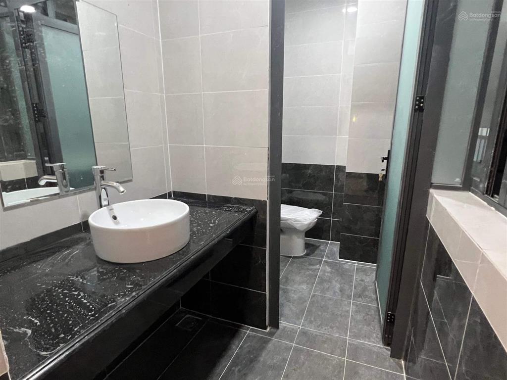 Hot! cho thuê nhà phố 7x20, 1 hầm 5 tầng đã ngăn sẵn kính, có thang máy giá tốt