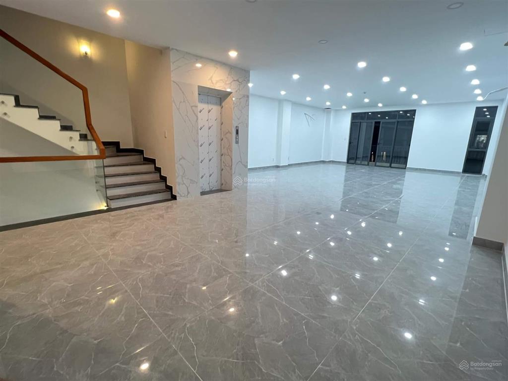 Hot! cho thuê nhà phố 7x20, 1 hầm 5 tầng đã ngăn sẵn kính, có thang máy giá tốt
