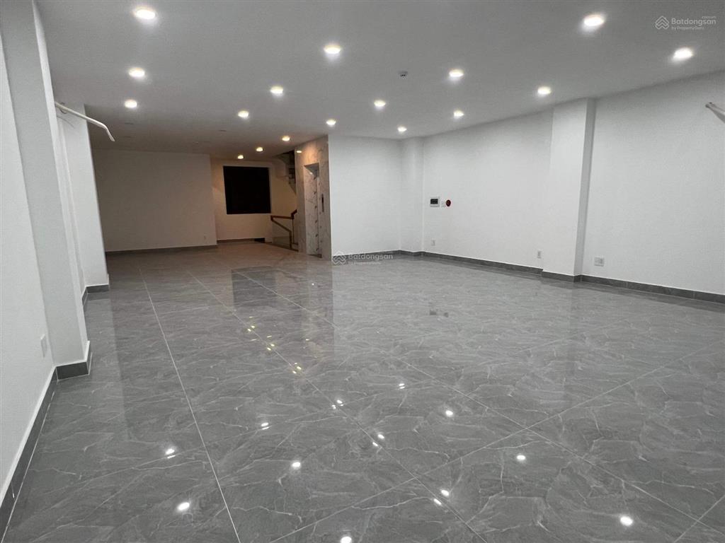 Hot! cho thuê nhà phố 7x20, 1 hầm 5 tầng đã ngăn sẵn kính, có thang máy giá tốt